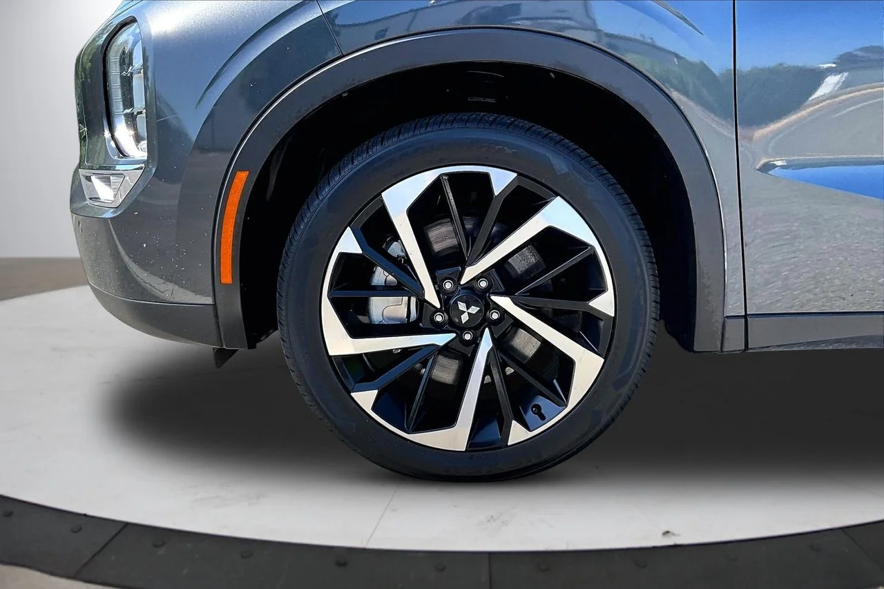 Certified Used 2024  Mitsubishi SE image 34