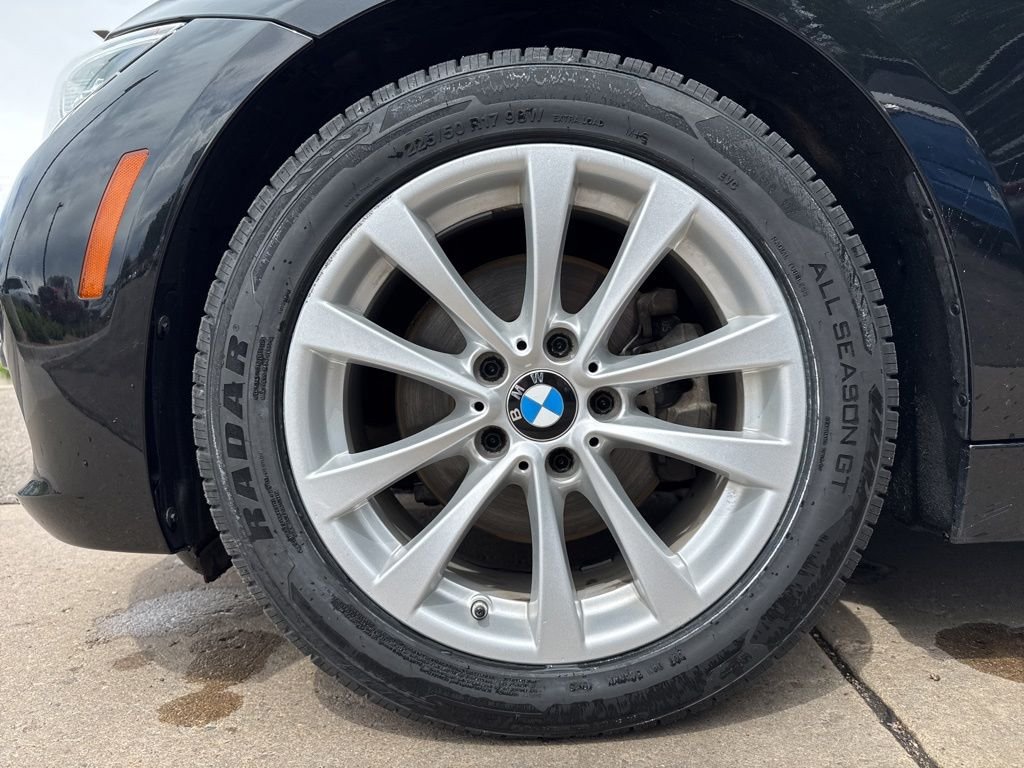 Used 2018 Black Sapphire Metallic BMW 320i xDrive image 27