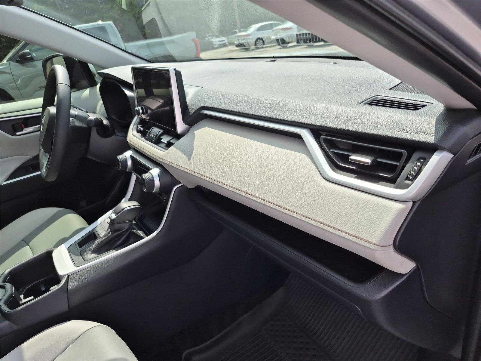 Used 2025 Silver Sky Metallic Toyota XLE Premium image 37