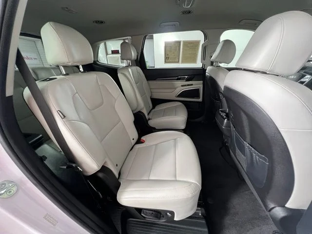 Used 2023 White Kia S image 37