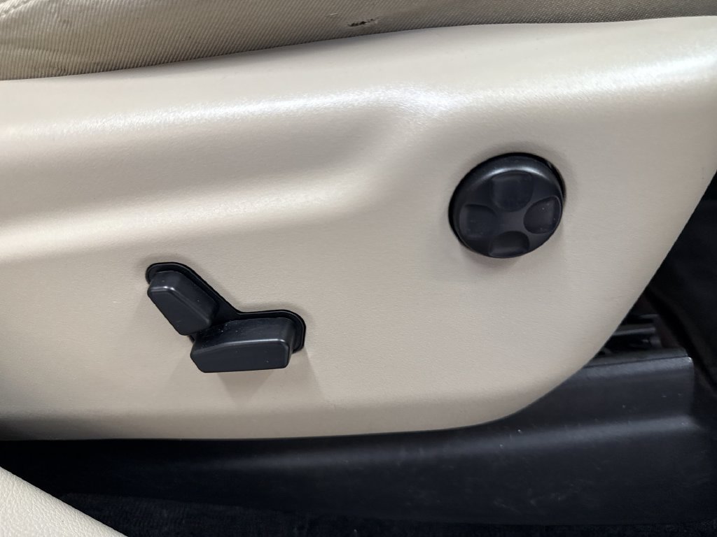 Used 2018 Velvet Jeep Limited image 19