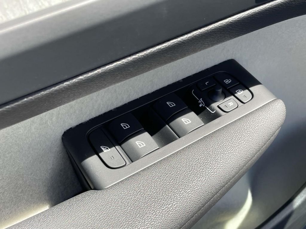 2026 Volvo XC40 Plus - Photo 6