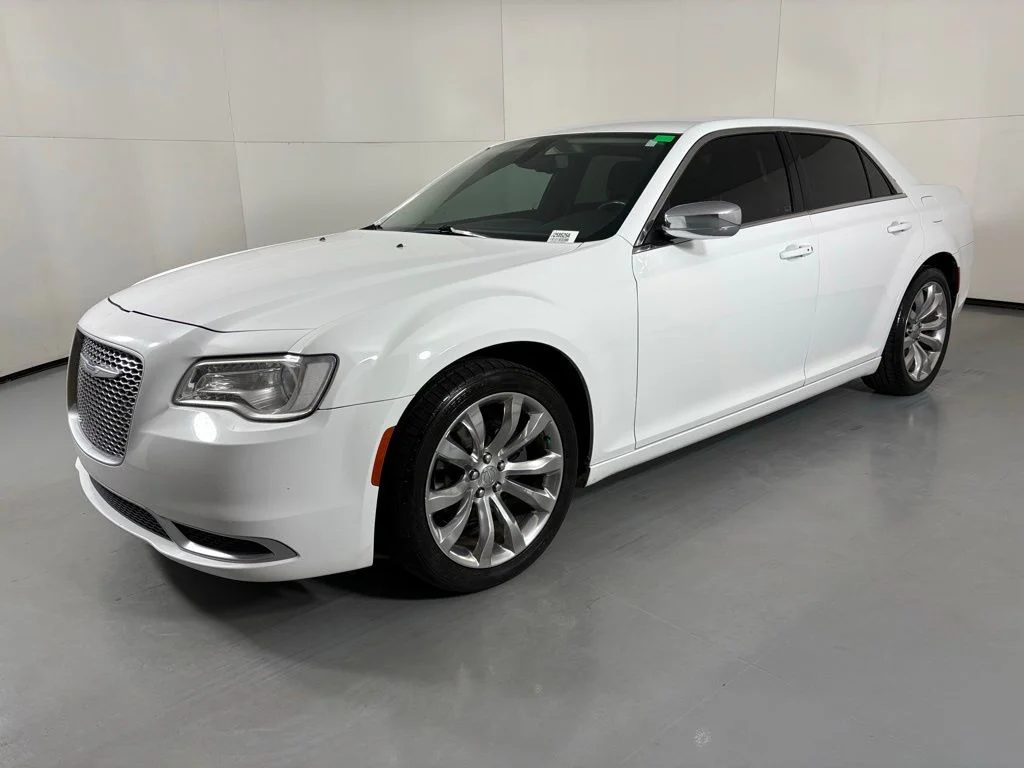 Used 2019 White Chrysler Touring image 4