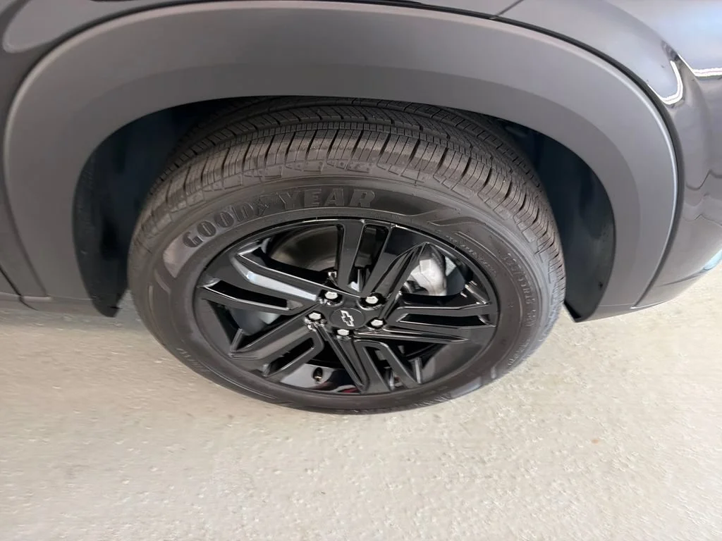 New 2026 Mosaic Black Metallic Chevrolet ACTIV image 4