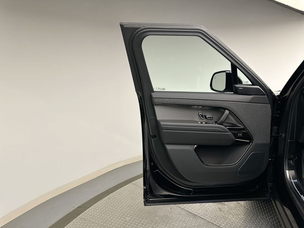 Used 2025 Santorini Black Metallic Land Rover Dynamic SE image 8