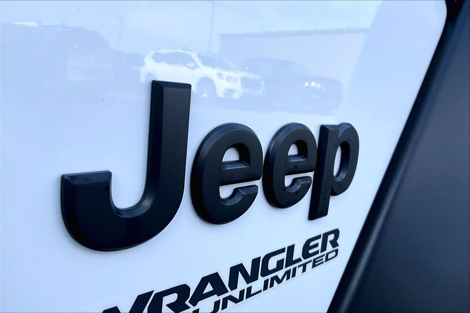 Used 2019 Bright White Clearcoat Jeep Sport Altitude image 29