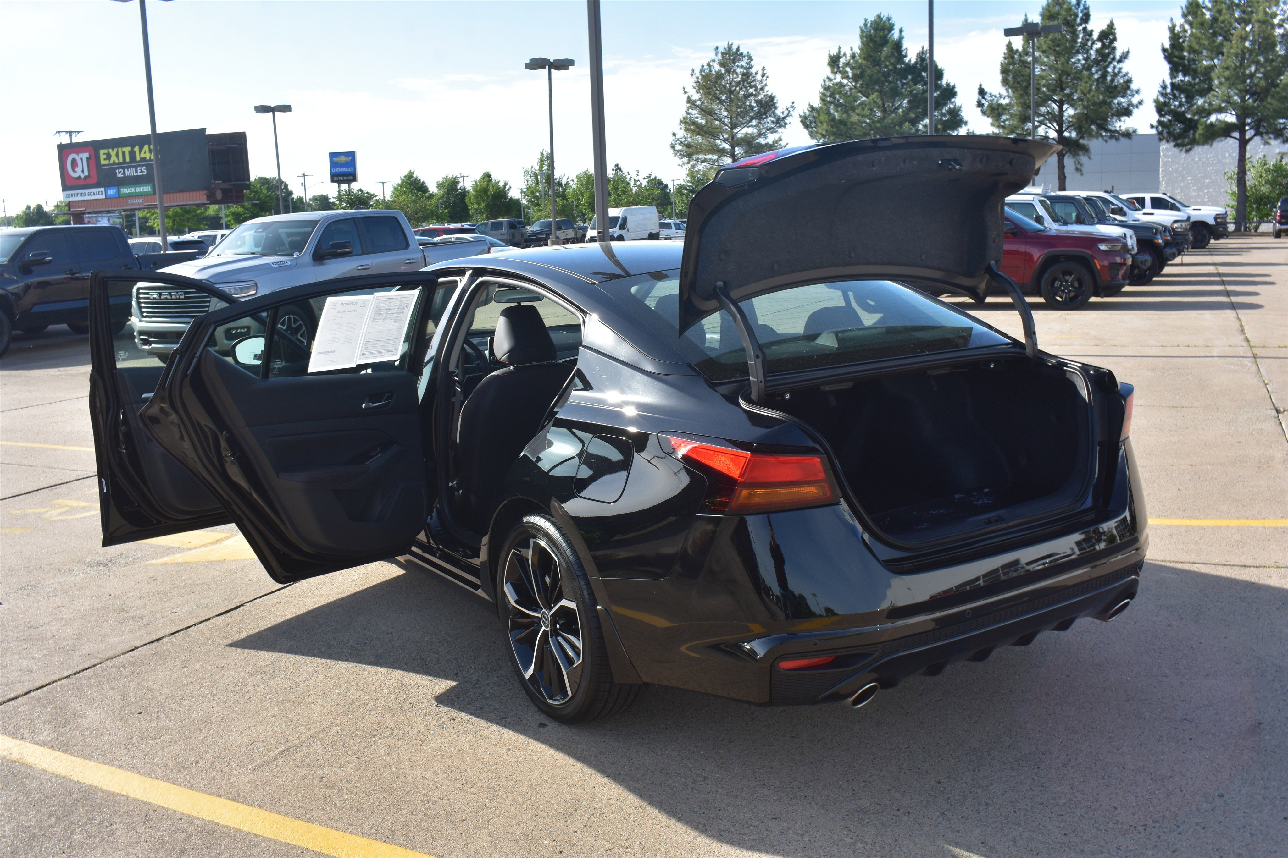 Used 2025 Super Black Nissan SR image 17