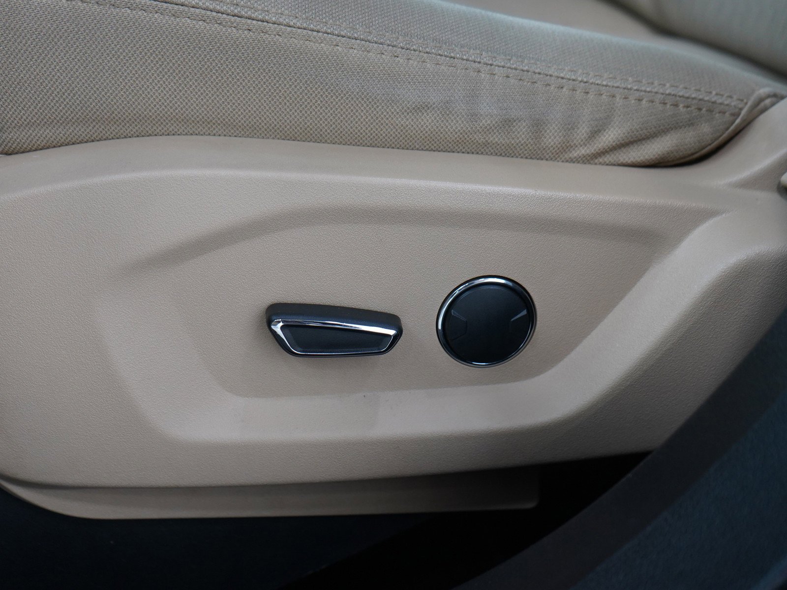 Used 2016 Ingot Silver Ford  image 27