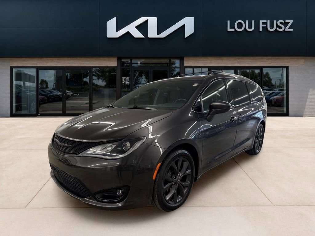 2019 Chrysler Pacifica Touring L's photo