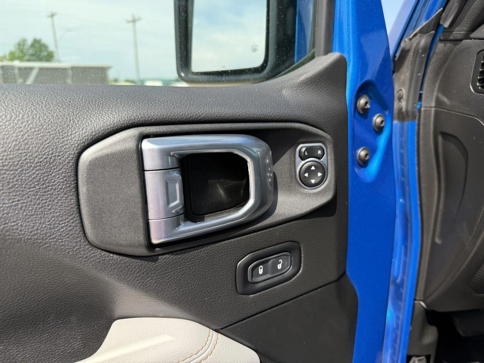 Used 2022 Hydro Blue Pearlcoat Jeep Unlimited Sahara High Altitude image 11
