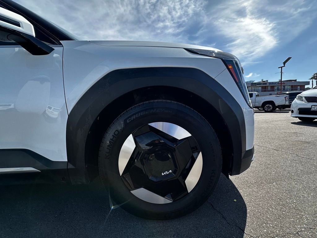 Used 2024 Snow White Pearl Kia Light Long Range image 7