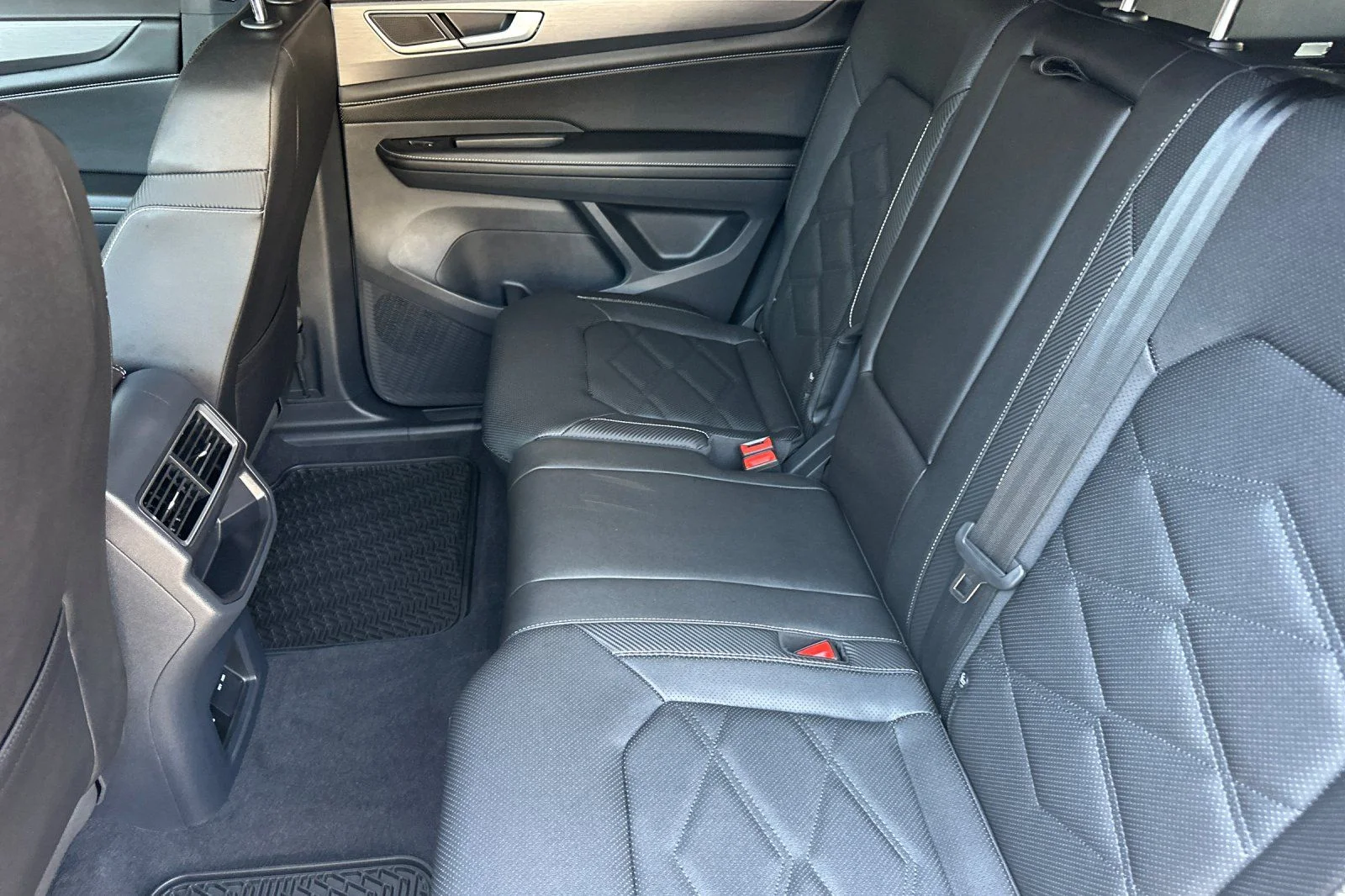 New 2026 Silver Volkswagen SE w/Technology image 10