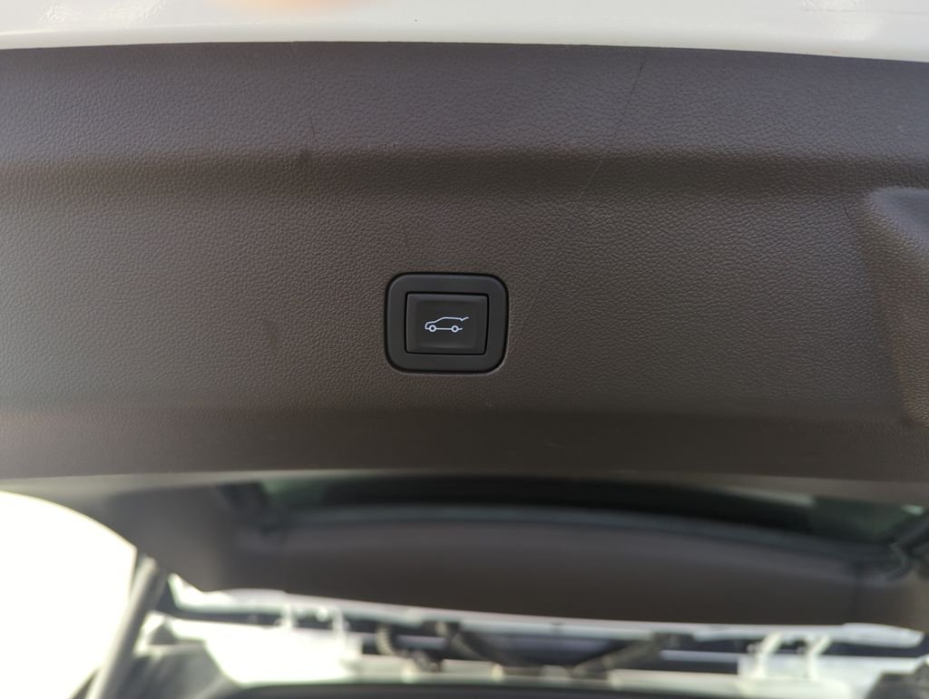 Used 2025 White GMC Elevation image 29