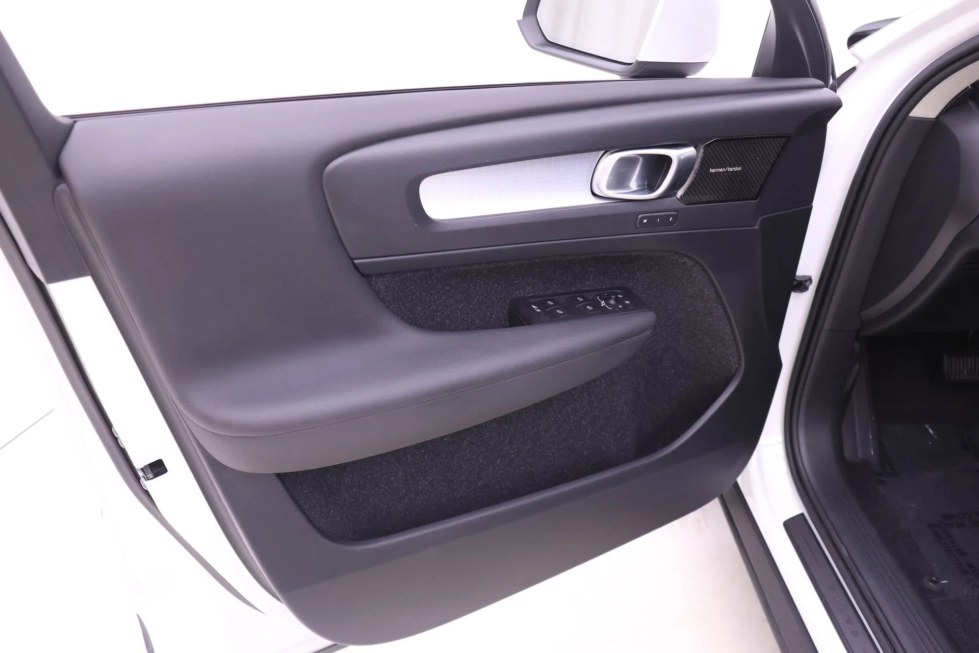 Used 2019 White Volvo Momentum image 13