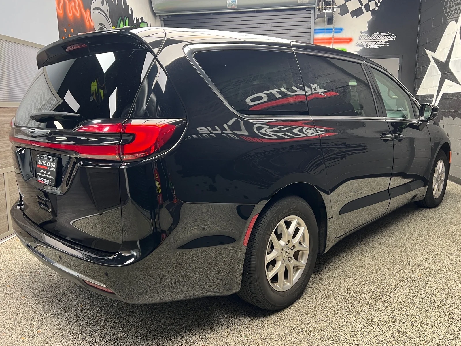 Used 2024 Brilliant Black Crystal Pearl Coat (pxr) Chrysler Touring L image 7