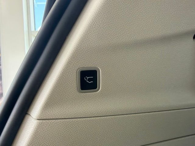 Used 2023 Silver Mist Clearcoat Chrysler  image 7