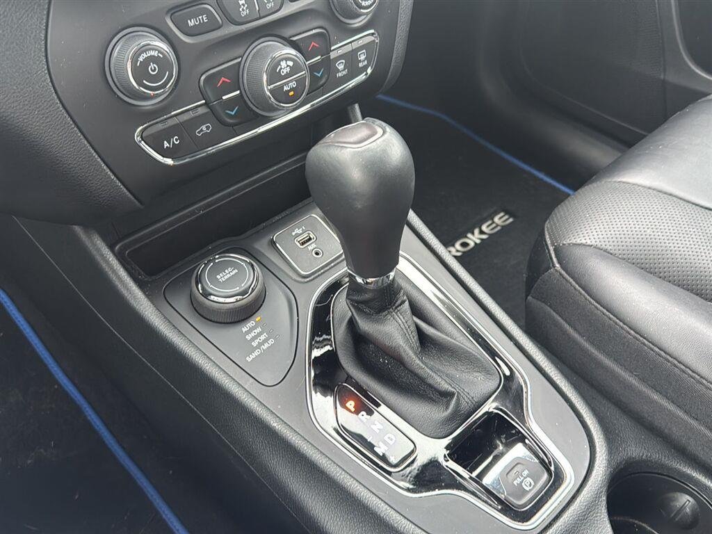 Used 2023 Hydro Blue Pearlcoat Jeep Altitude Lux image 19