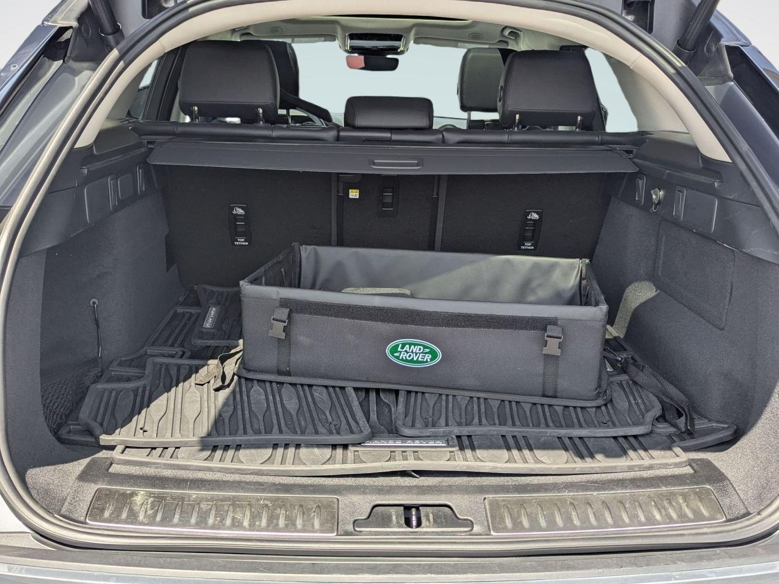Used 2025  Land Rover S image 24