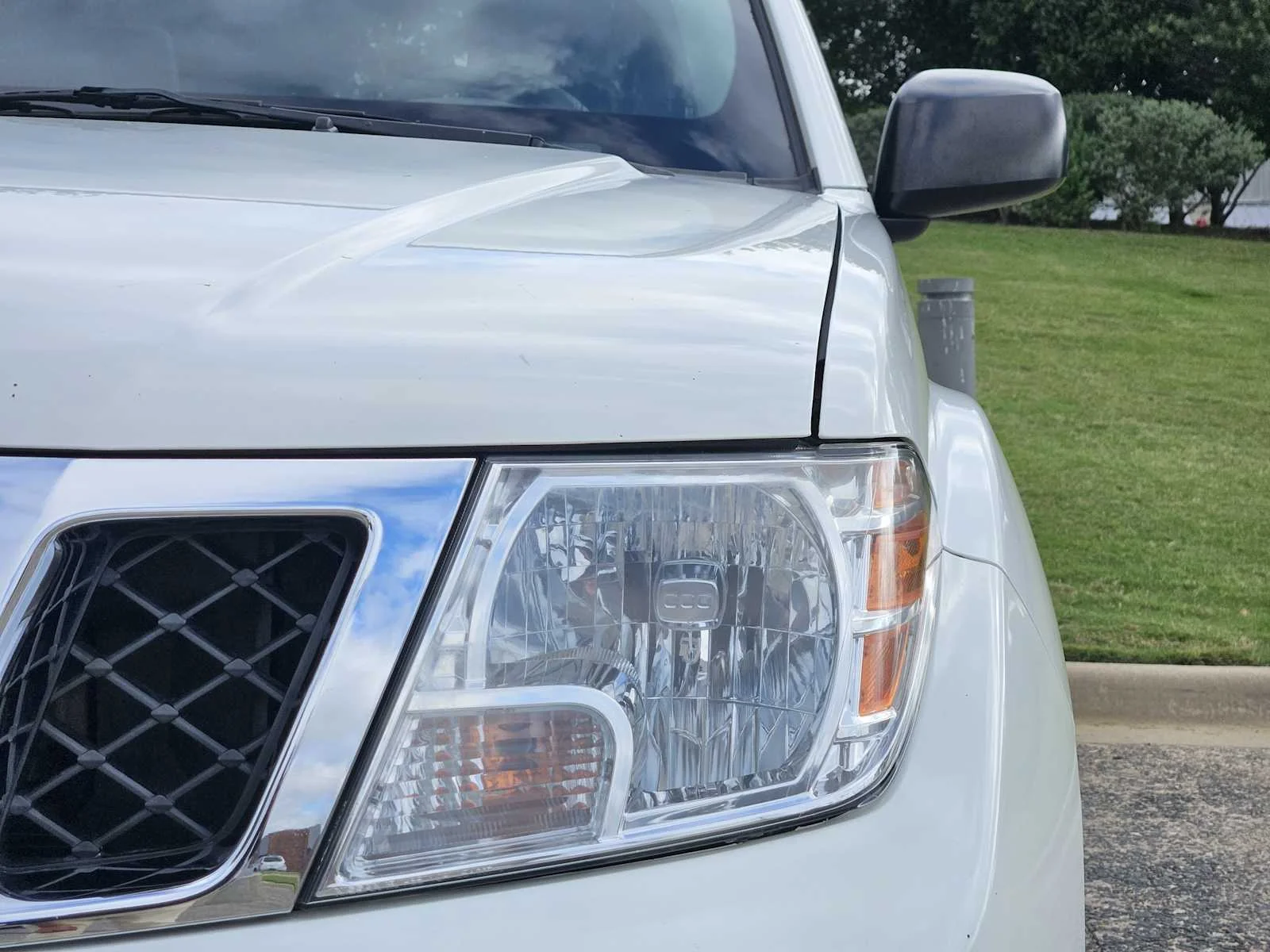 Used 2020 Glacier White Nissan S image 6