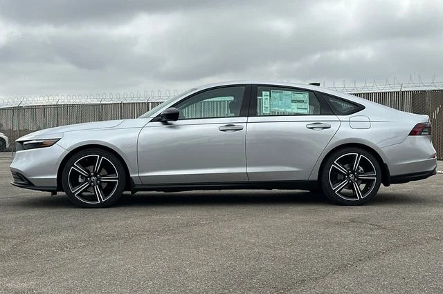 New 2026 Solar Silver Metallic Honda SE image 7