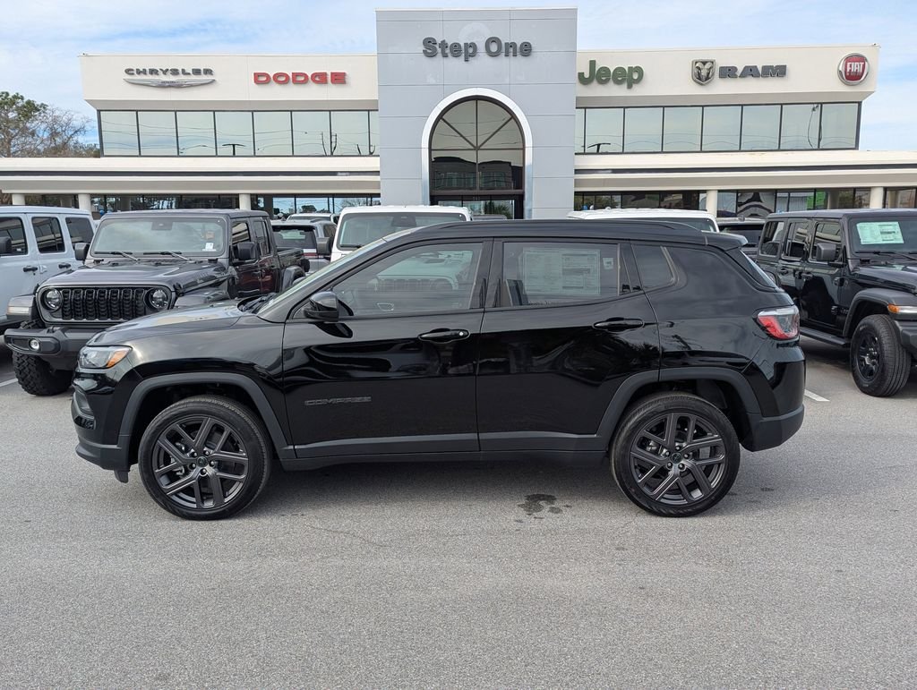 New 2026 Diamond Black Crystal Pearl-Coat Exterior Paint Jeep Latitude image 8