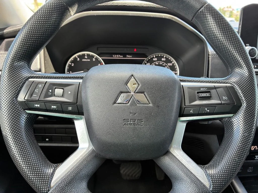 Used 2022  Mitsubishi ES image 27