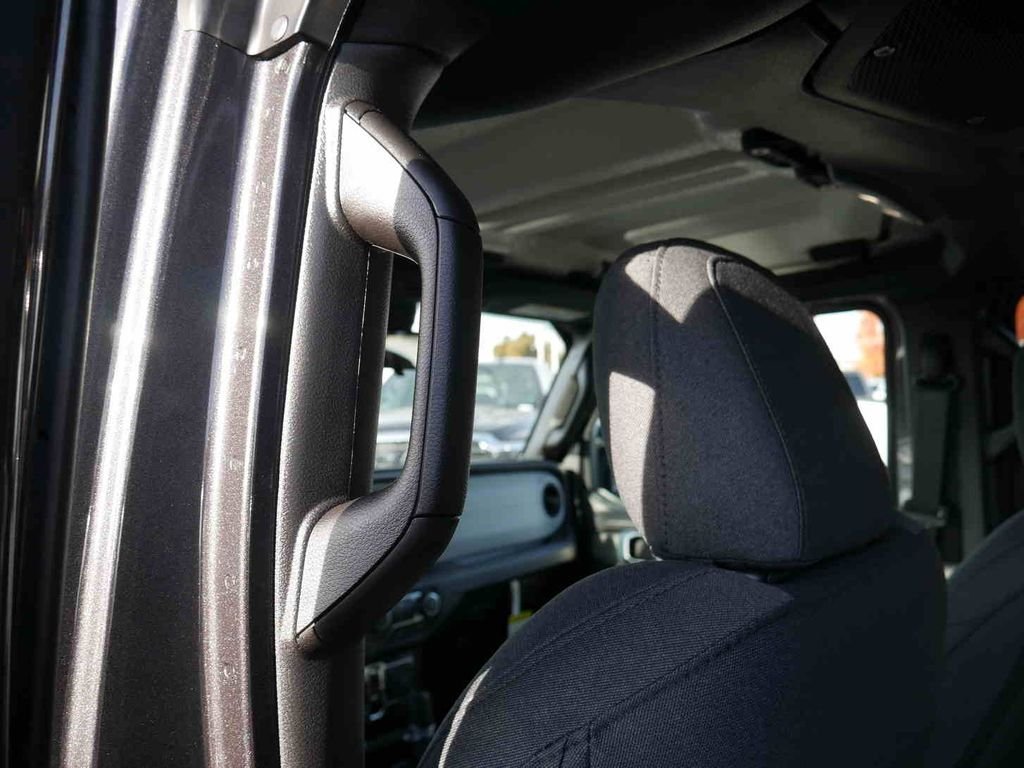 New 2026 Granite Crystal Metallic Clearcoat Jeep Sport S image 17