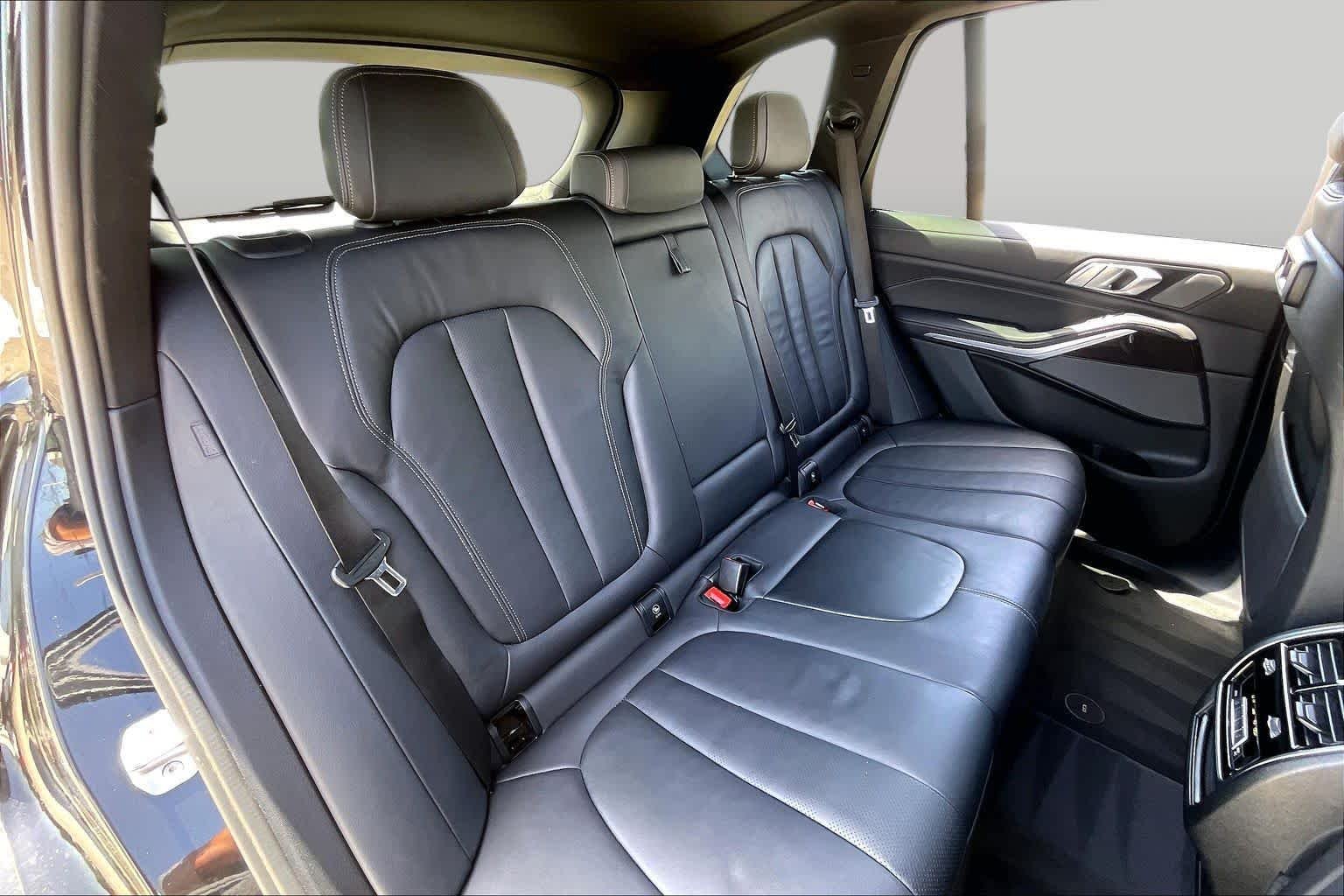 Used 2021 Black Sapphire Metallic BMW sDrive40i image 18