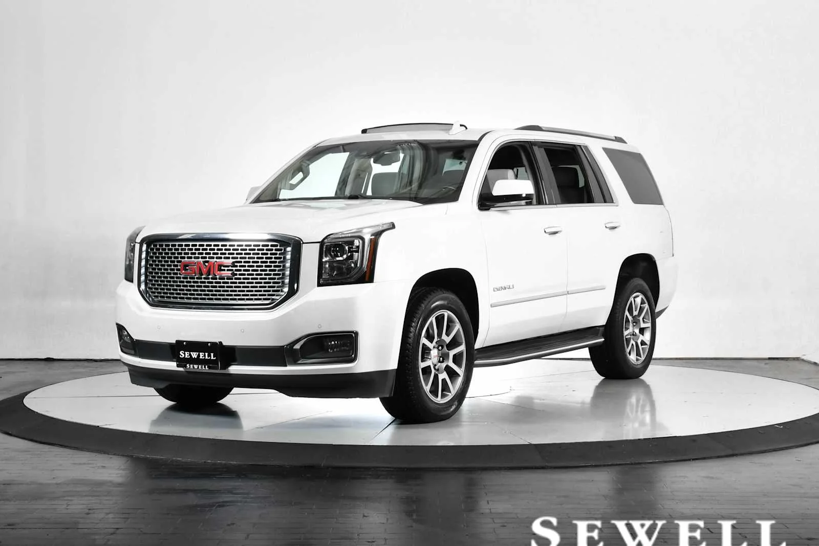 2016 GMC Yukon 4WD Denali's photo