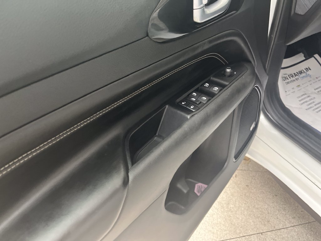 Used 2022 White Jeep High Altitude image 10