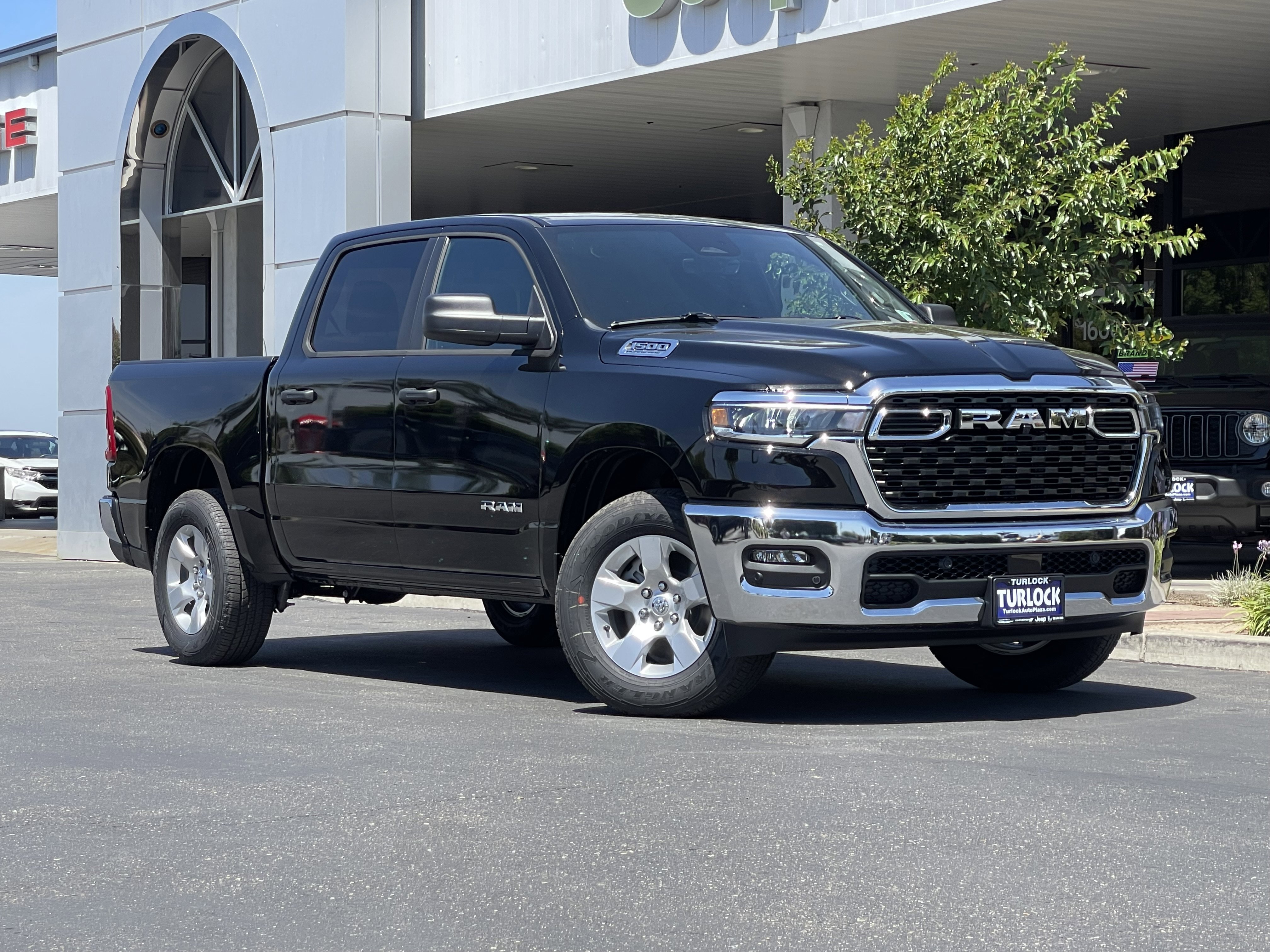 New 2026 Diamond Black Crystal Pearl-Coat Exterior Paint RAM Big Horn/Lone Star image 2