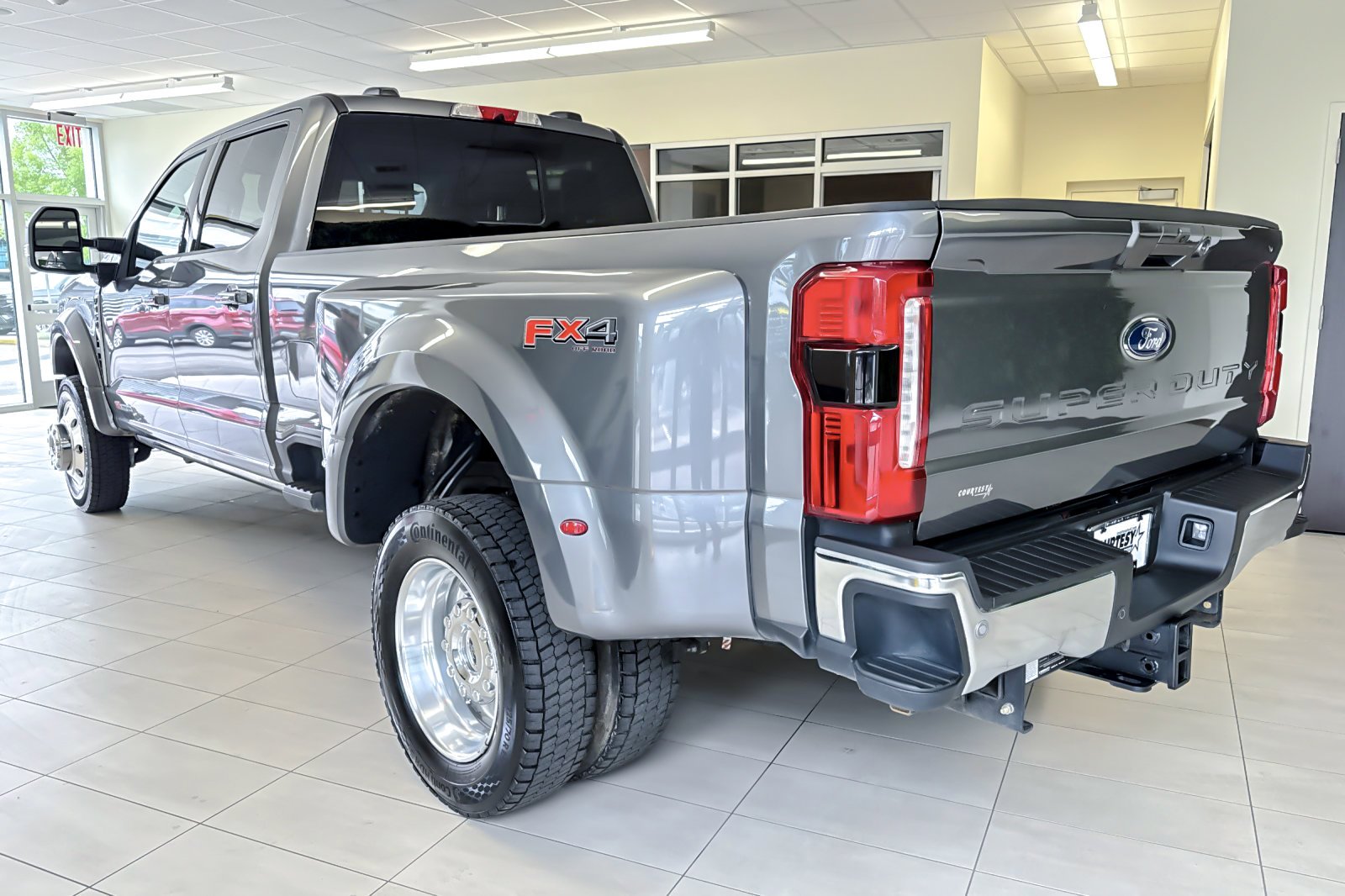 Used 2024 Gray Metallic Ford LARIAT image 6