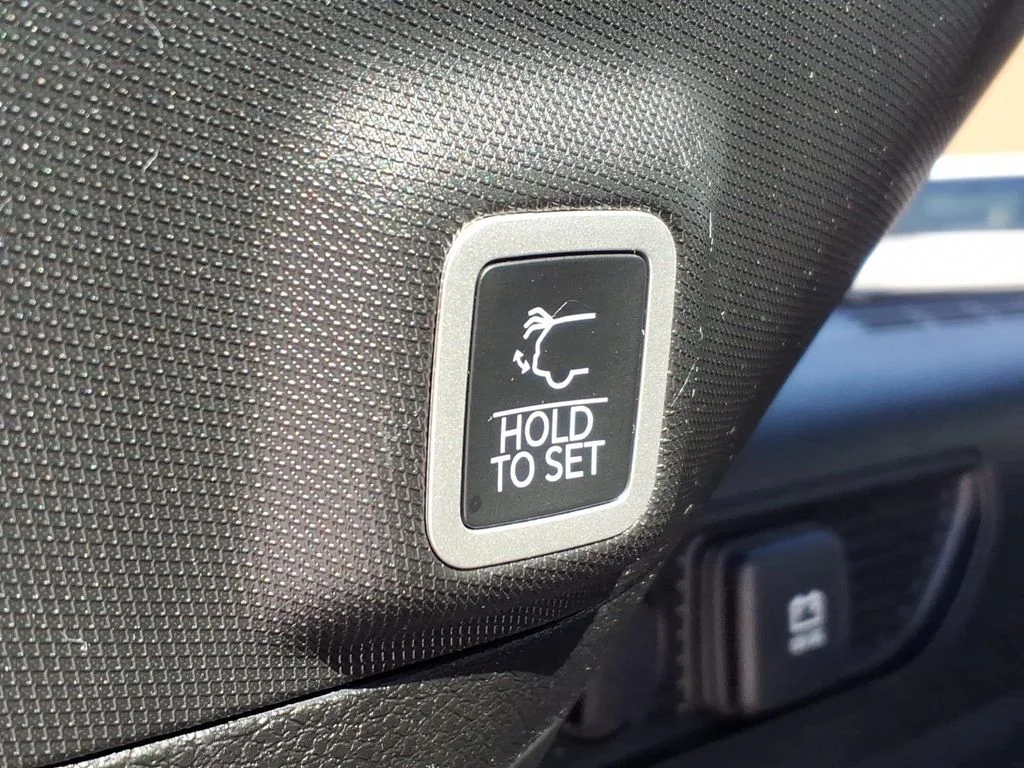 Used 2025 White Jeep Limited image 10
