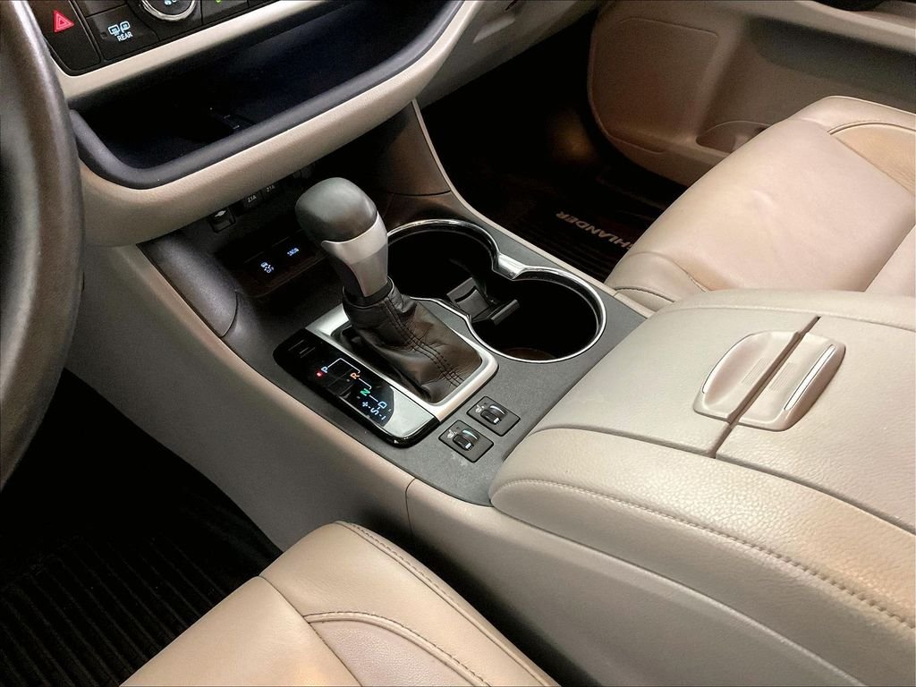 Used 2018 Silver Toyota XLE image 19