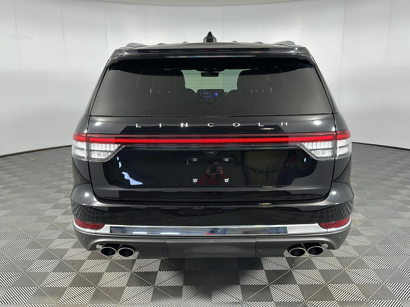 Used 2025 Infinite Black Metallic Clearcoat Lincoln Reserve image 23