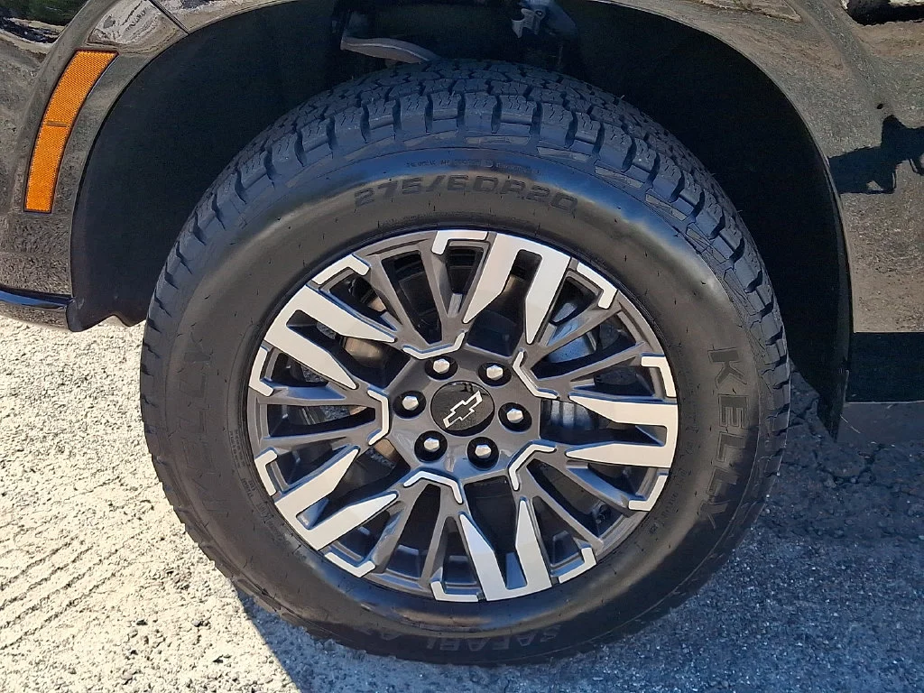 Used 2025 Black Chevrolet Z71 image 29