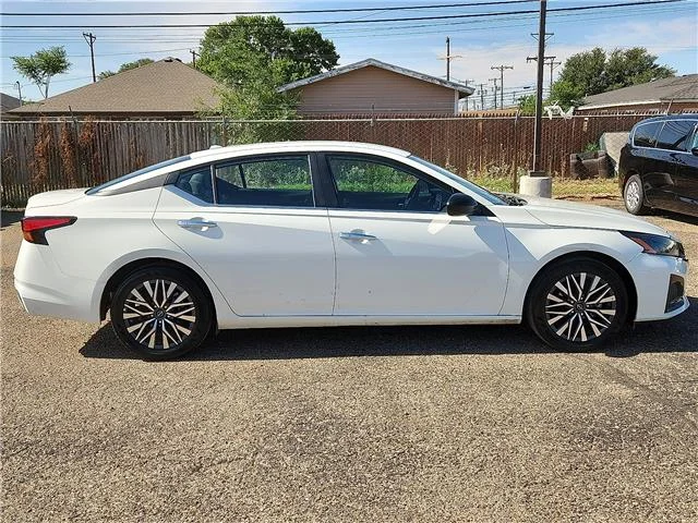 Used 2025 Shite Nissan SV image 5