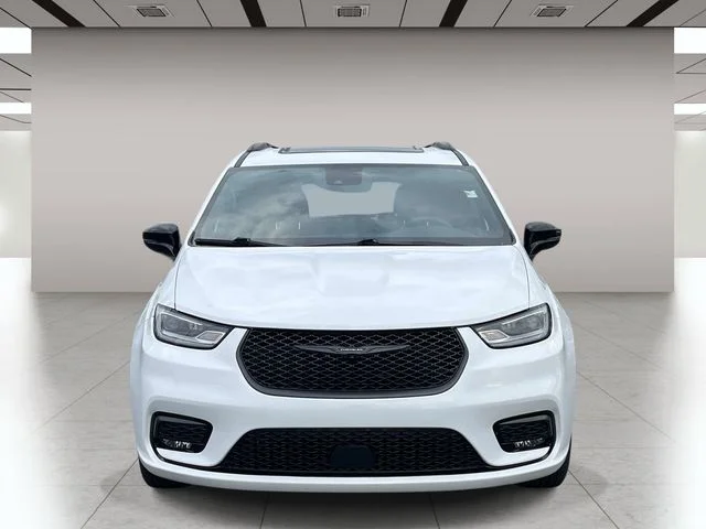 Used 2025 White Chrysler Limited image 9
