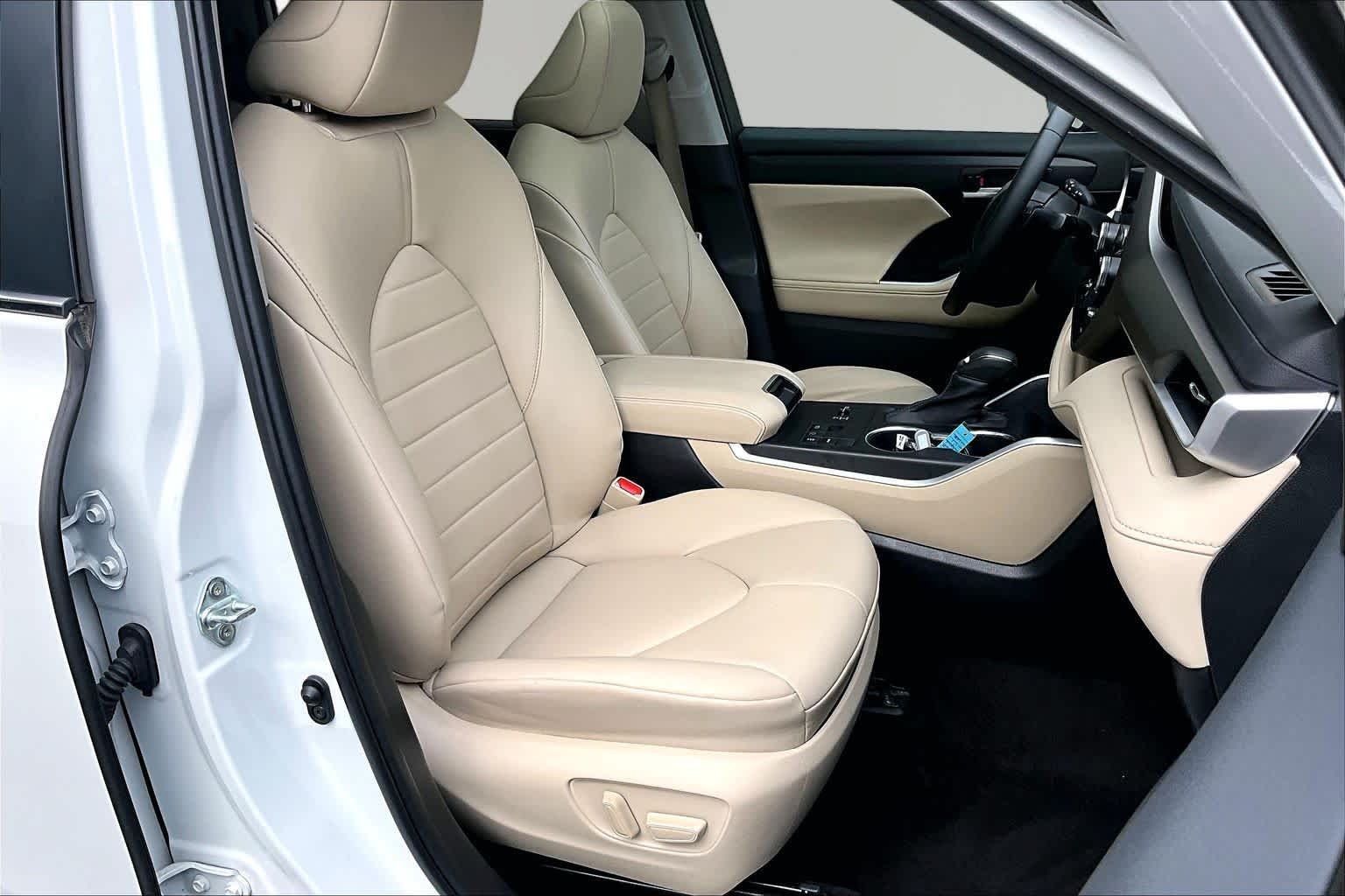 Used 2023 Wind Chill Pearl Toyota XLE image 9