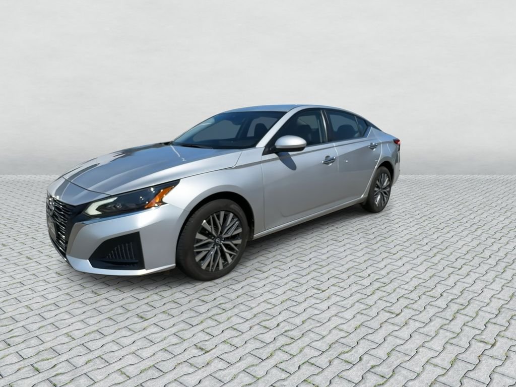 Certified Used 2023 Silver Nissan 2.5 SV image 4