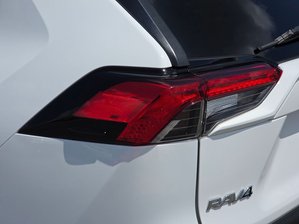 Used 2020 White Toyota XLE image 16