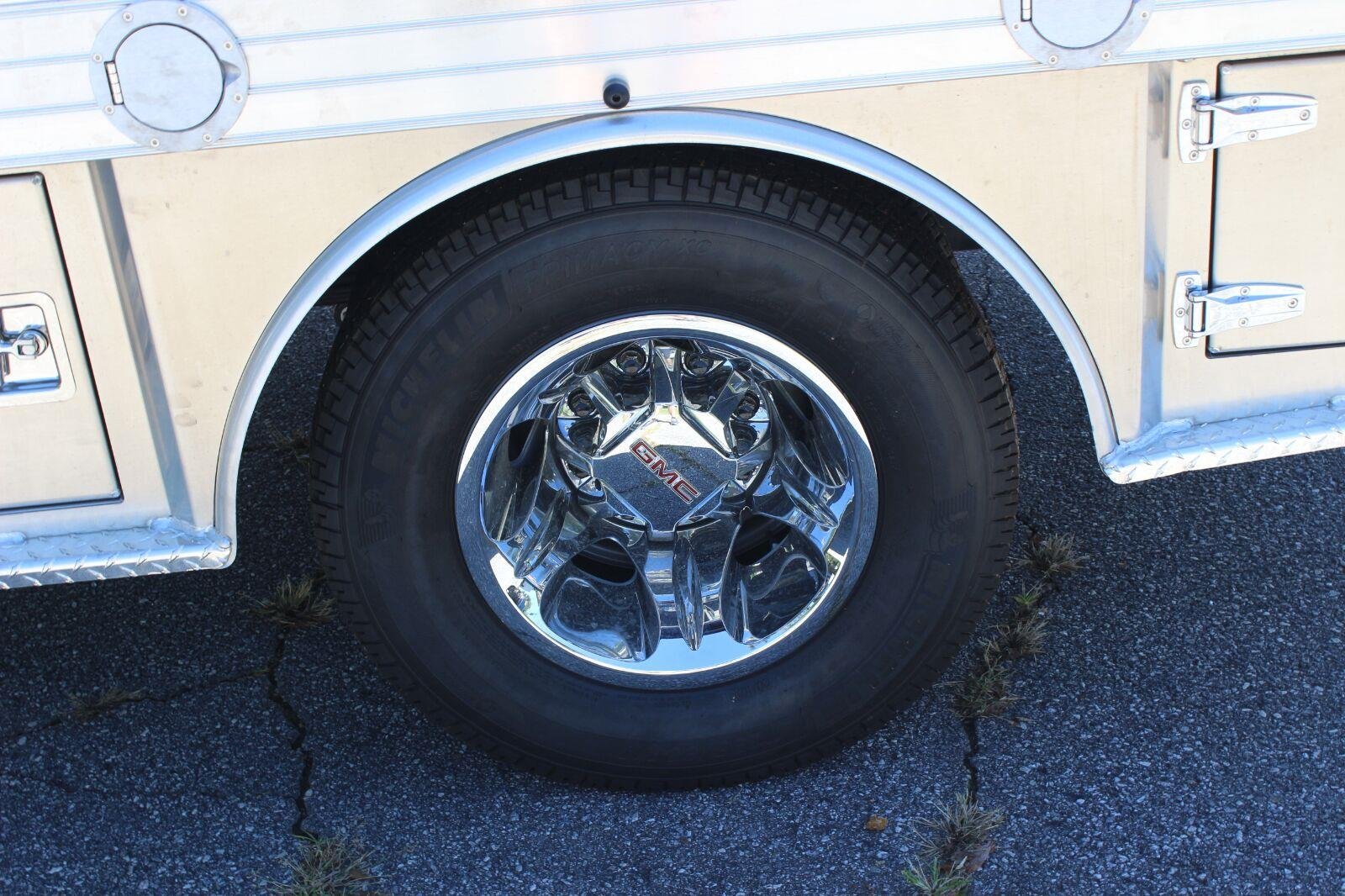 New 2026 Sterling Metallic GMC SLE image 33