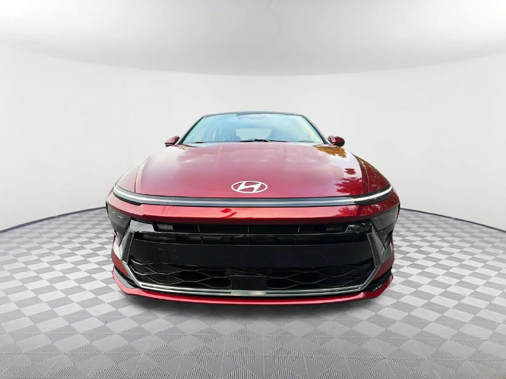 Used 2025 Red Hyundai SEL Convenience image 2