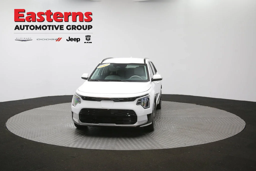 Used 2023 White Kia Wind image 48