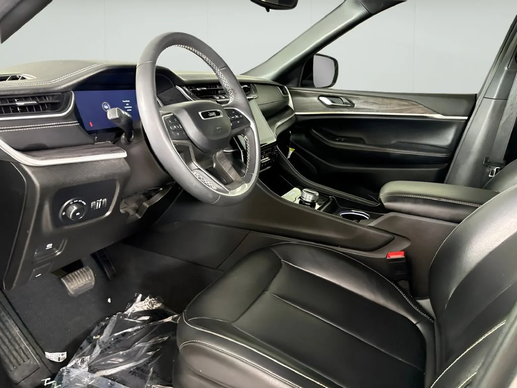 Used 2024 Silver Jeep Limited image 21