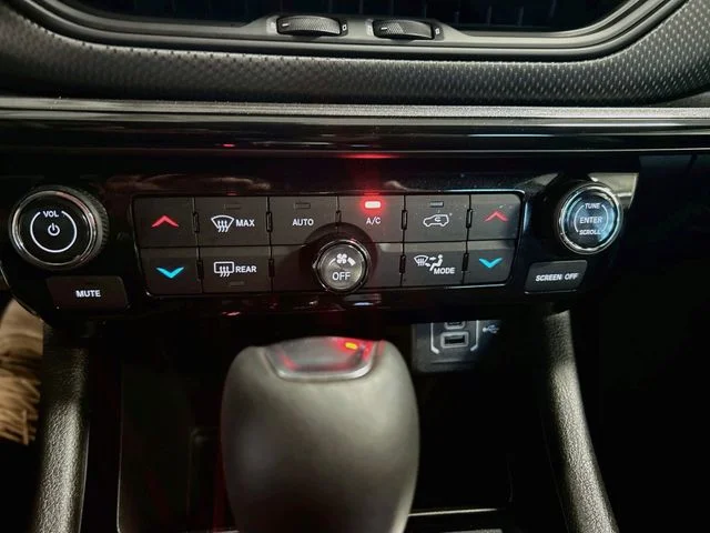 Used 2025 White Jeep Latitude image 33