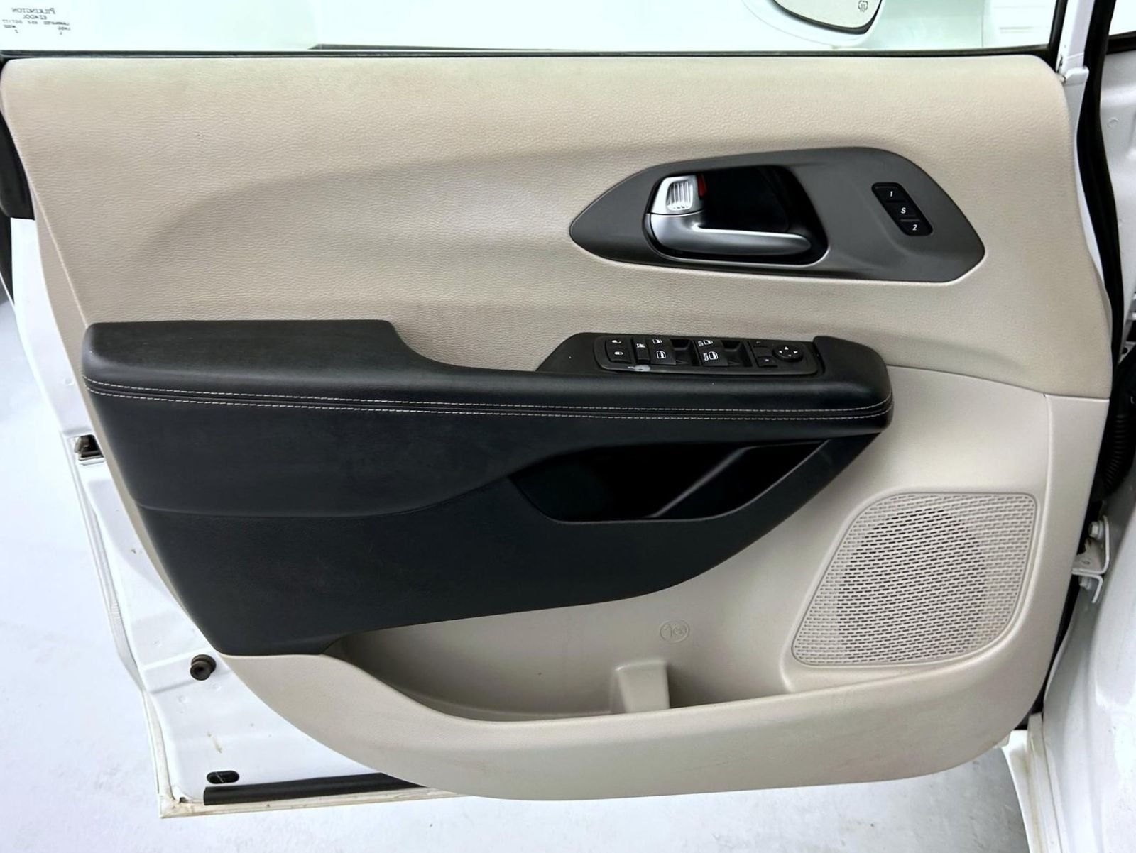 Certified Used 2022 White Chrysler Touring L image 9