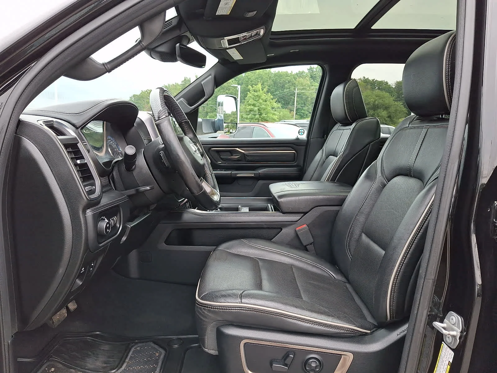 Used 2019 Diamond Black Crystal Pearl Ram Limited image 15