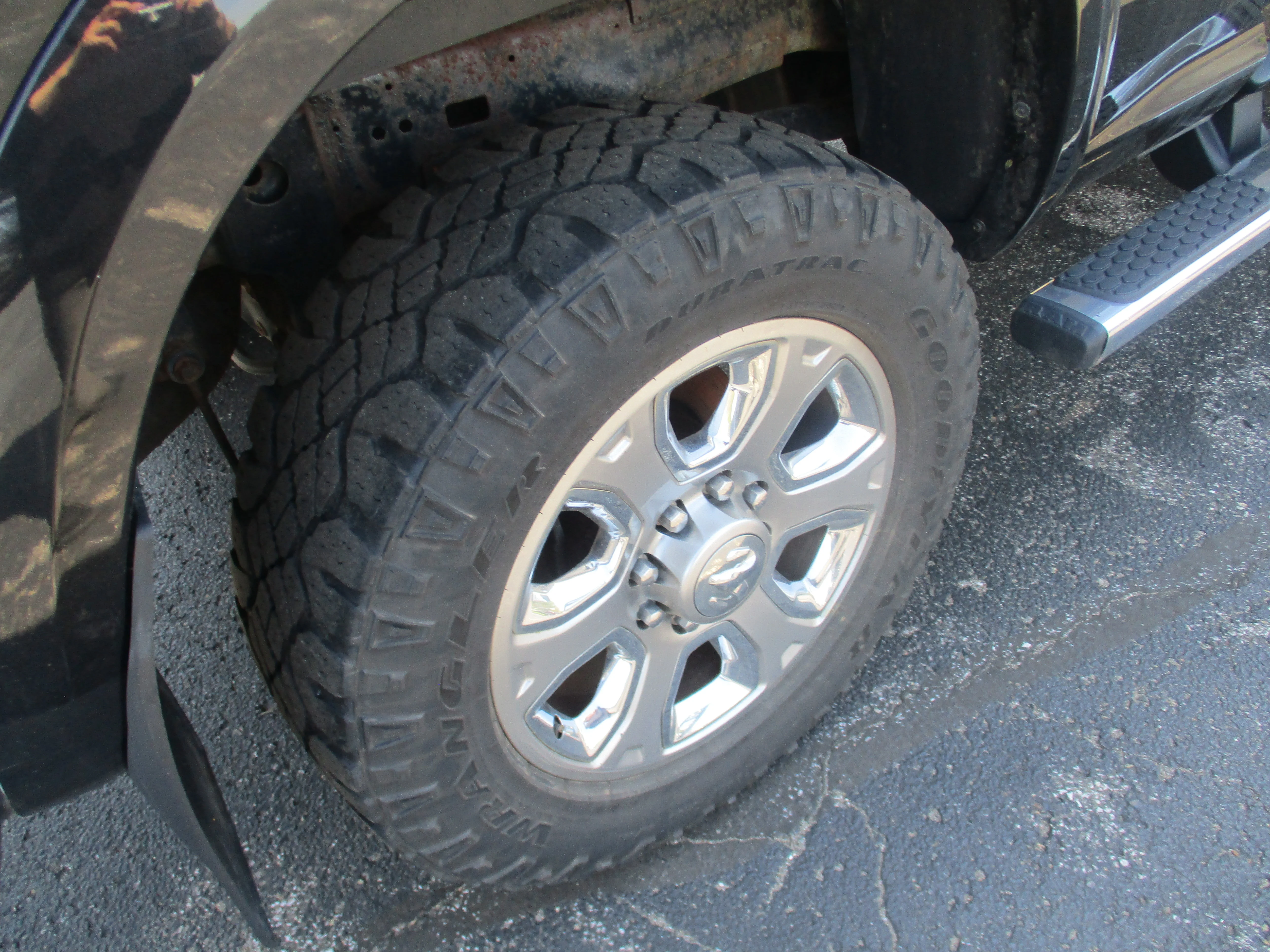Used 2016 Brilliant Black Crystal Pearlcoat Ram Laramie image 20