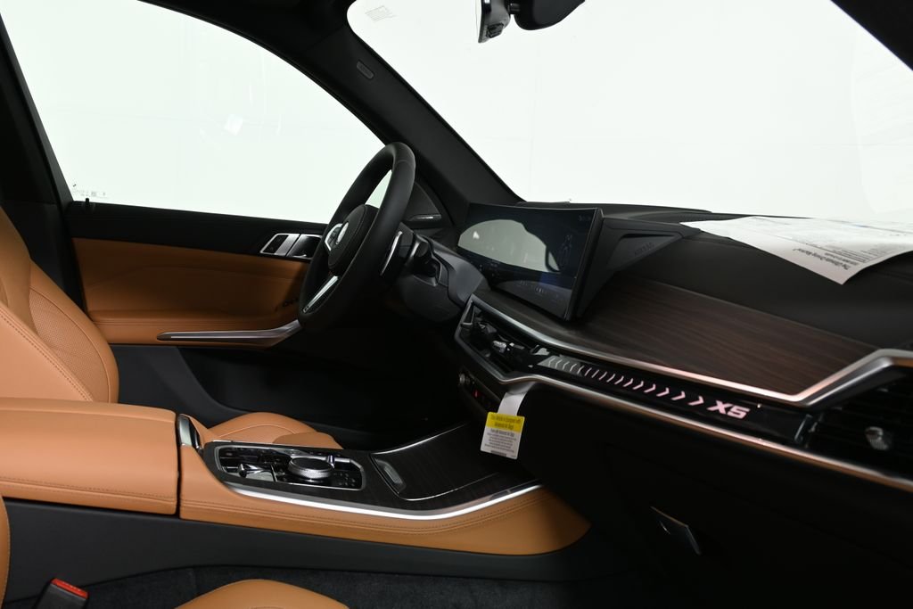 New 2026 Carbon Black Metallic BMW xDrive50e image 33